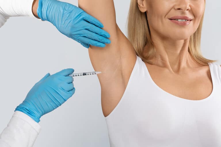 the-doctor-makes-intramuscular-injections-in-the-u-2025-03-18-16-11-08-utc